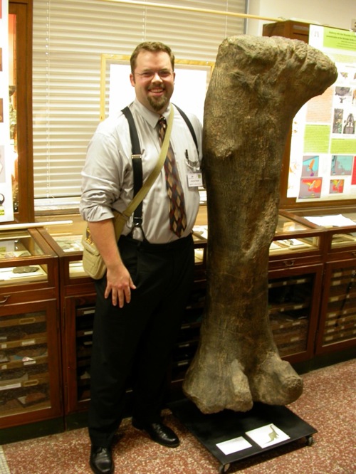 Matt Wedel w Apatosaurus femur